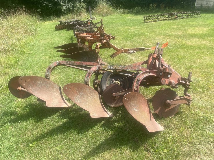 #1638-•-3-bottom-moldboard-plow-image-1
