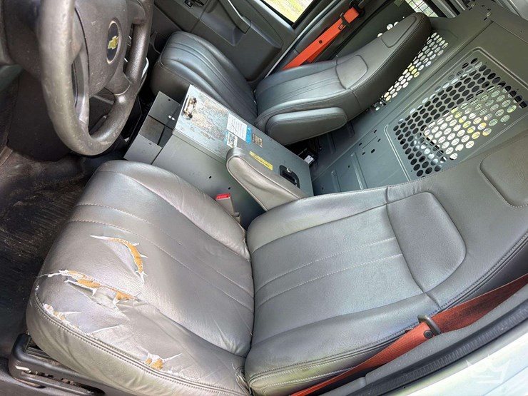 2017-chevrolet-express-2500-image-15