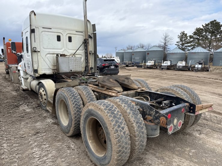 2014-freightliner-cascadia-tri--axle-image-6