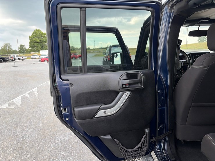 2013-jeep-wrangler-rubicon-image-14