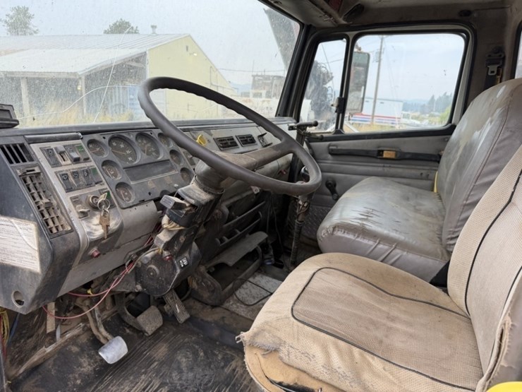 1999-freightliner-fl60-image-46