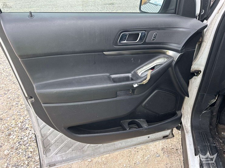 2017-ford-explorer-image-11