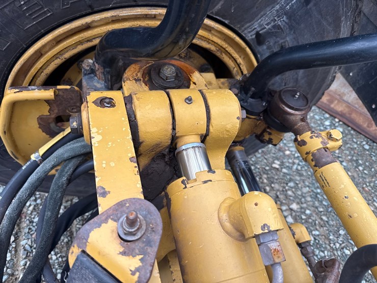 caterpillar-160m-awd-image-11