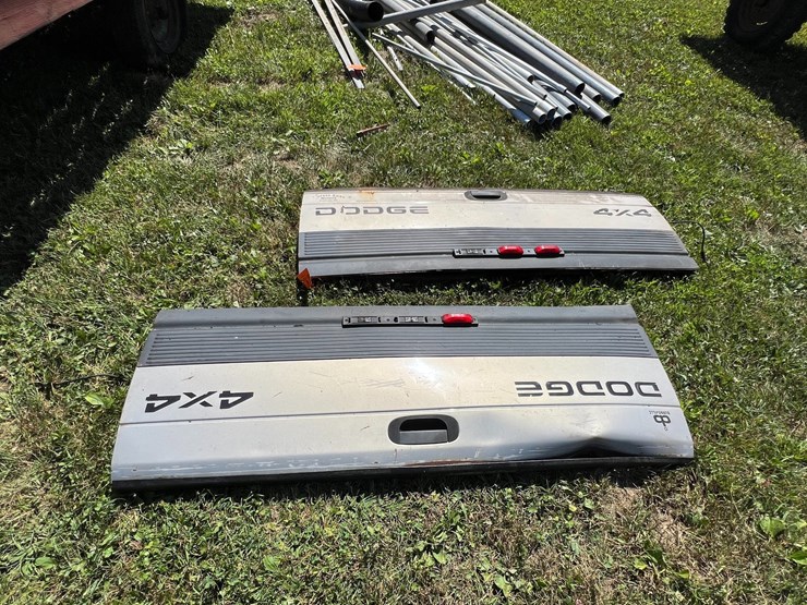 #5733-•-(2)-dodge-4x4-tailgates-image-1