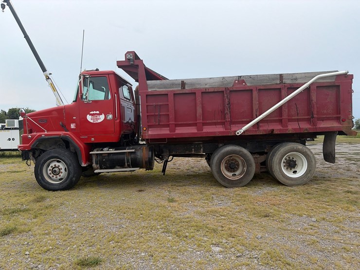 #269-•-1999-volvo-acl-tandem-axle-dump-truck-image-3