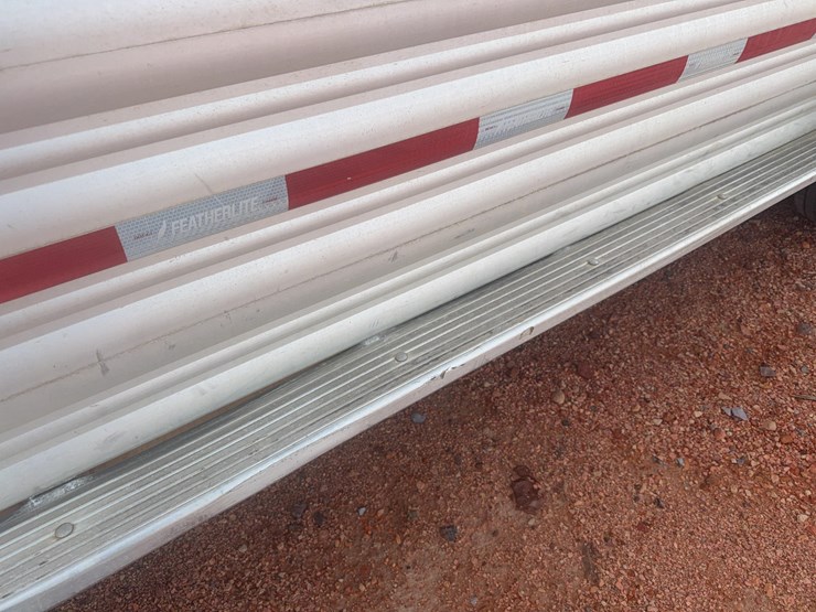 2021-featherlite-8127-7624-std-livestock-trailer-image-12