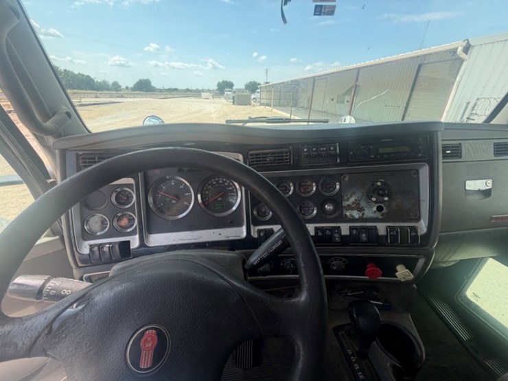 2011-kenworth-t660-image-11