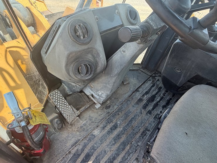 2014-deere-824k-image-26