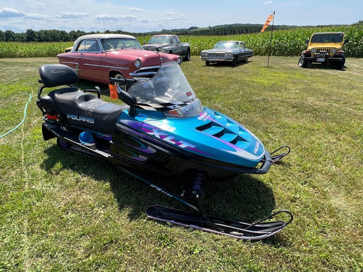 #124-•-polaris-indy-xlt-touring-snowmobile-image-2