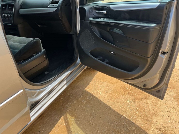 2015-dodge-grand-caravan-image-40