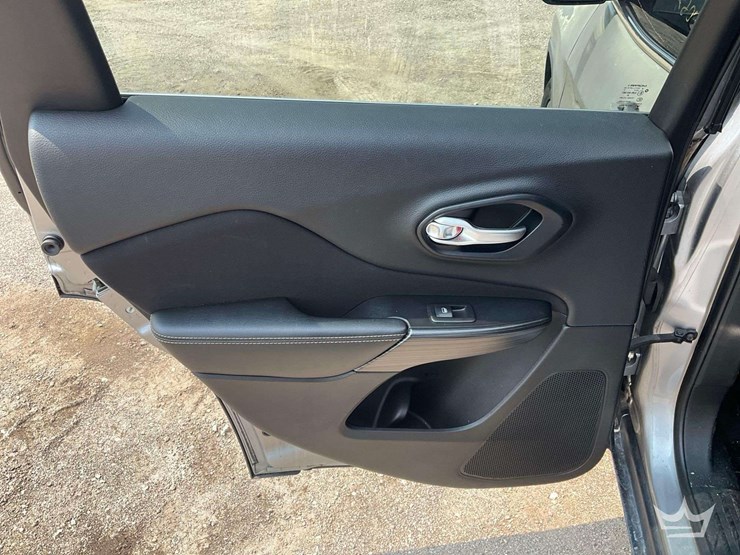 2015-jeep-cherokee-image-19