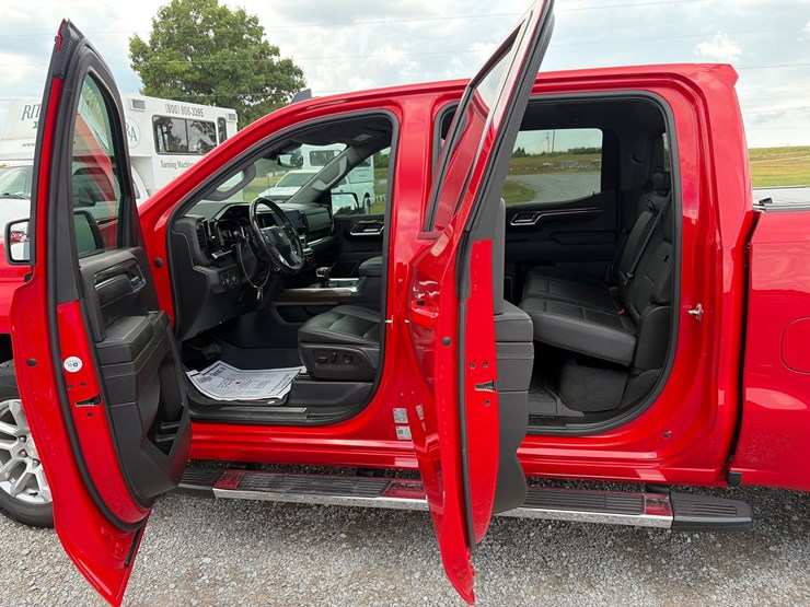 2023-chevrolet-silverado-1500-lt-image-14