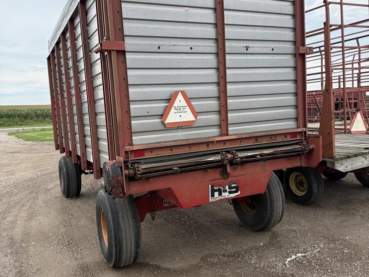 #140-•-h&s-rear-unload-chopper-box-image-3