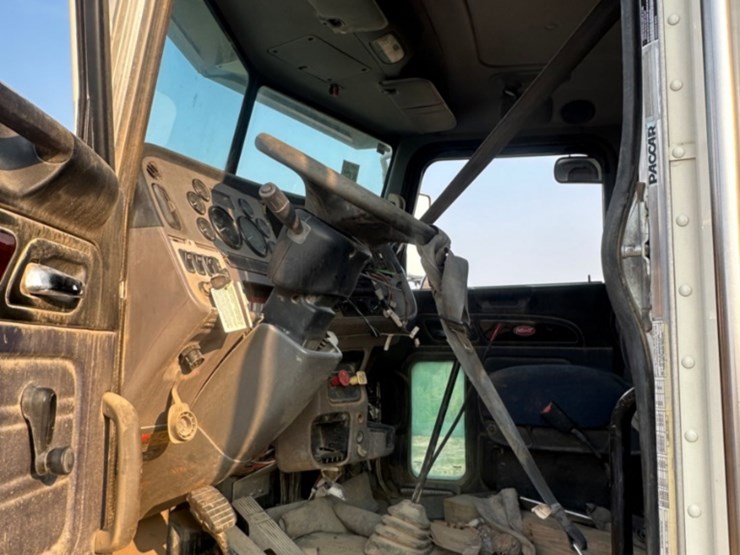 2013-peterbilt-367-image-16