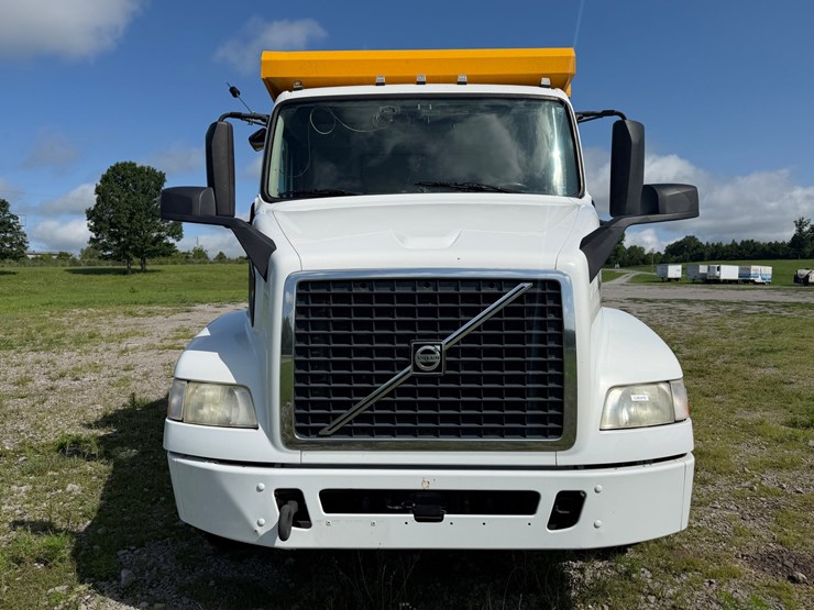 #258-•-2015-volvo-vnm-tri-axle-dump-truck-image-14