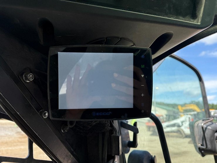 2014-deere-326e-image-22