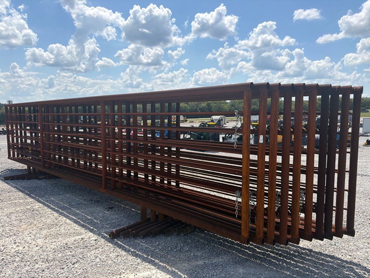#560-•-lot-of-(10)-26'-free-standing-corral-panels-image-1
