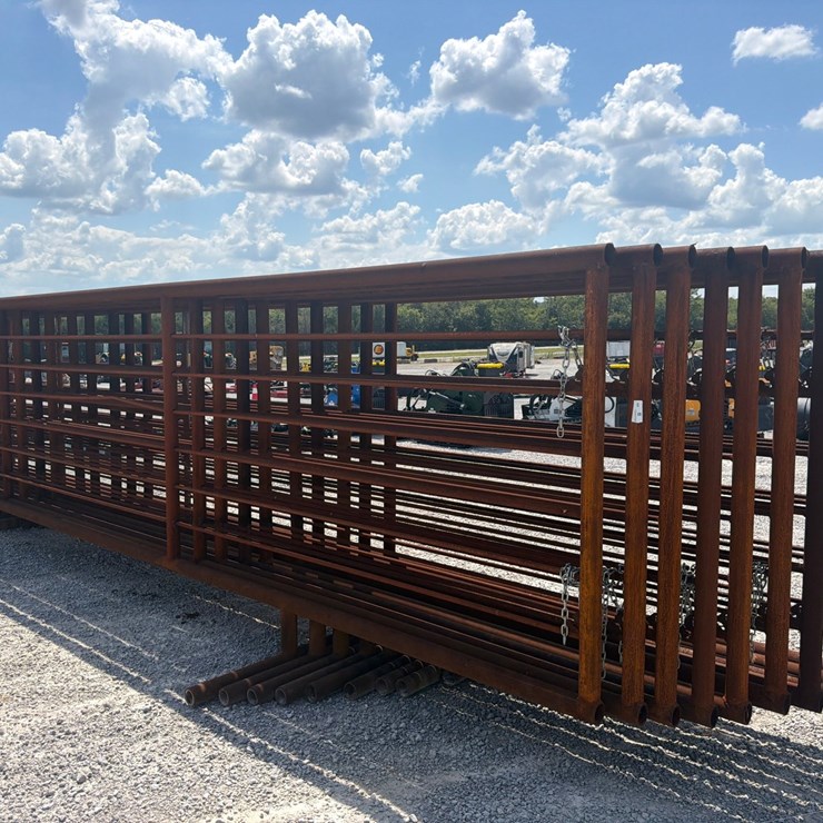 #560 • LOT OF (10) 26' FREE STANDING CORRAL PANELS