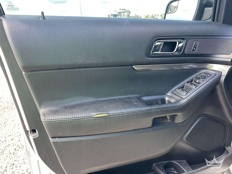 2017-ford-explorer-image-8