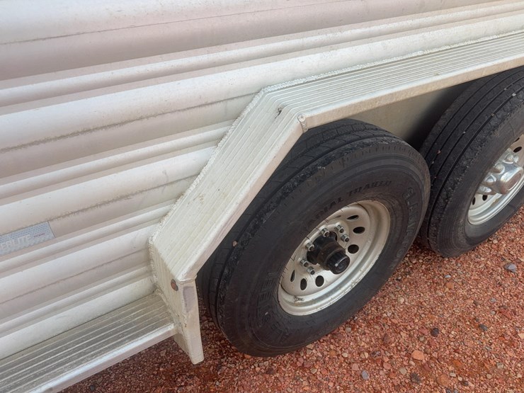 2021-featherlite-8127-7624-std-livestock-trailer-image-13
