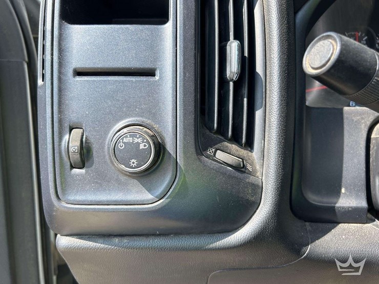 2015-chevrolet-silverado-pickup-truck-image-16