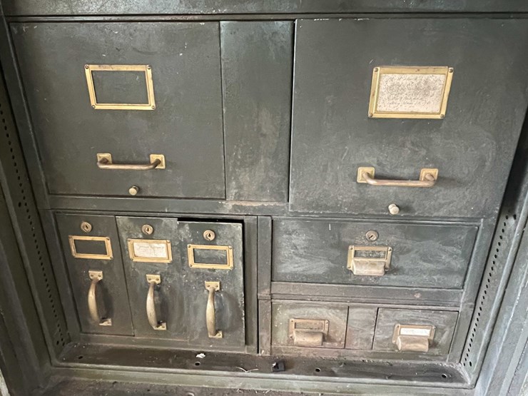 #1697-•-cabinet-and-contents-image-5