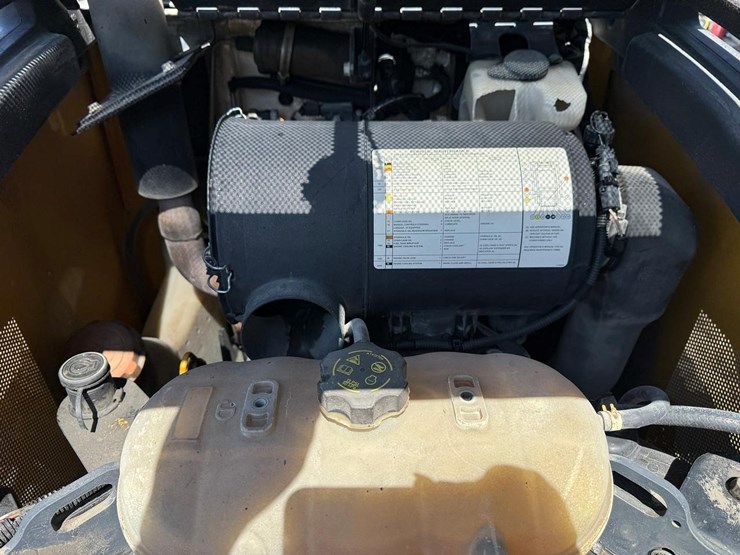 2014-deere-326e-image-15