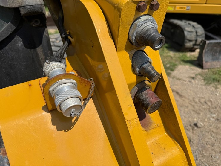 caterpillar-242d-image-46