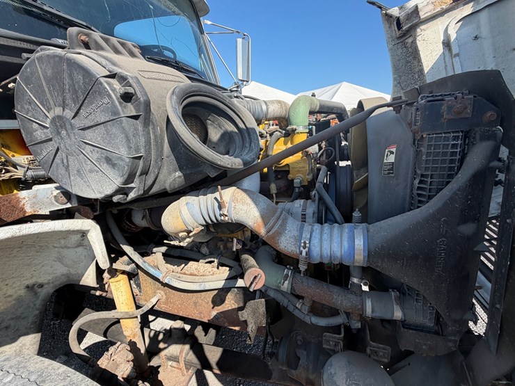 1997-freightliner-fl112-image-24