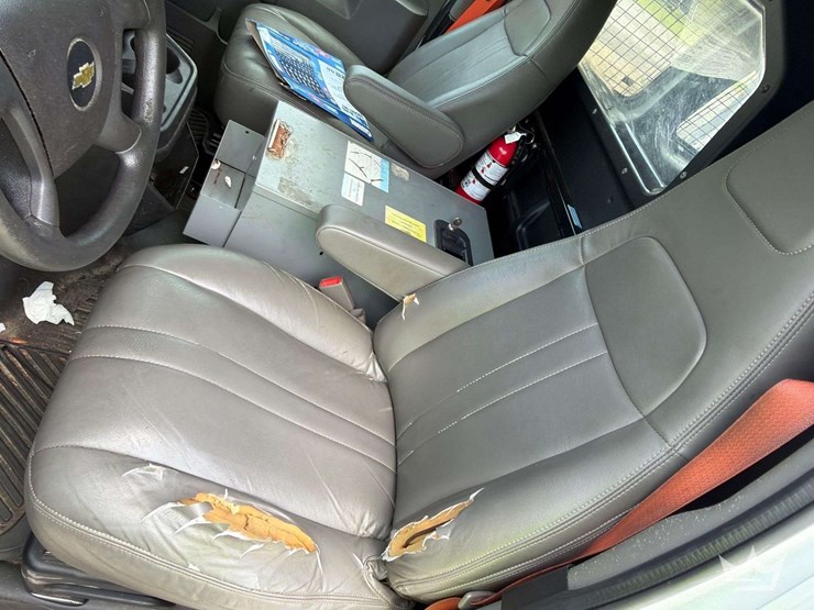 2017-chevrolet-express-2500-image-19