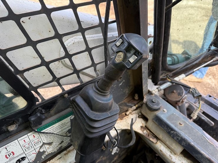 2004-bobcat-t300-image-26