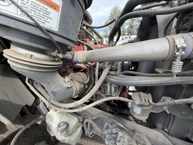2013-freightliner-114sd-image-23