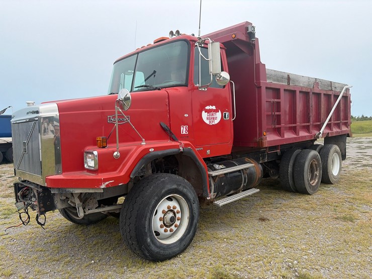 #269-•-1999-volvo-acl-tandem-axle-dump-truck-image-1