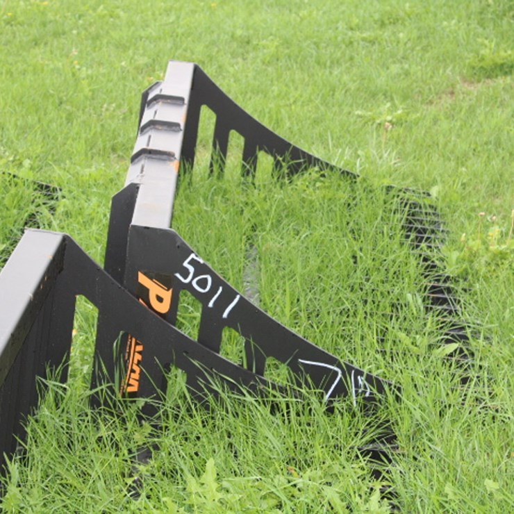 #5011 • 71'' skid steer rock bucket