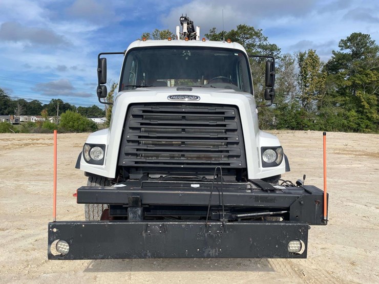 2014-freightliner-108sd-image-5