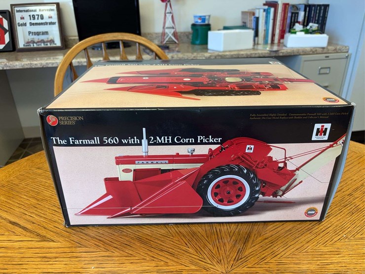 1/16-farmall-560-with-2-mh-corn-picker-precision-series-#14-image-21