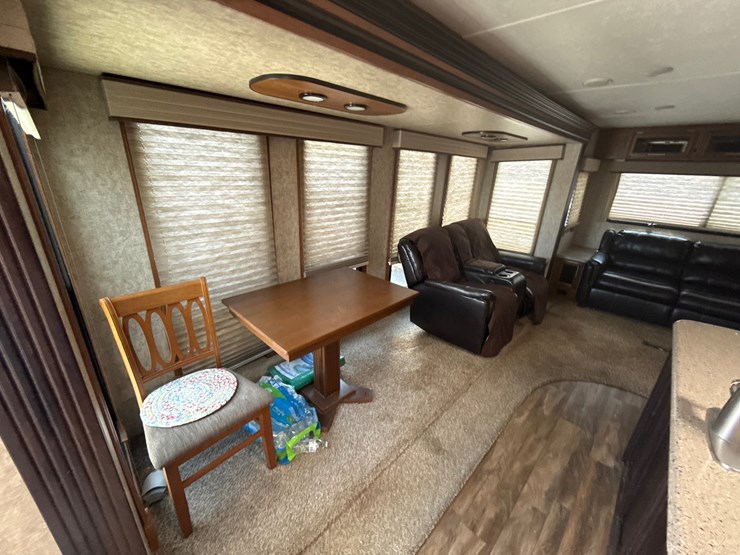 #205-•-2018-forest-river-lacrosse-luxury-lite-lct324rst-travel-image-20