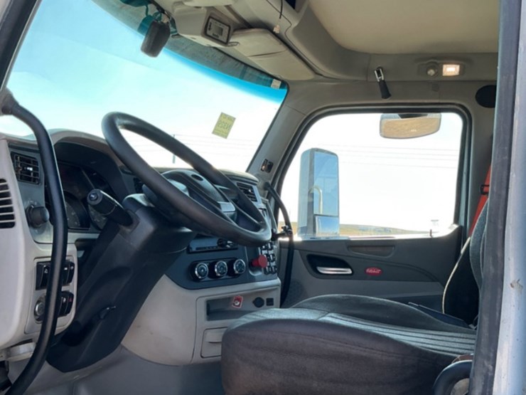 2019-peterbilt-567-image-18
