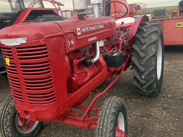 #158-•-1949-i-6-standard-international-tractor-image-2