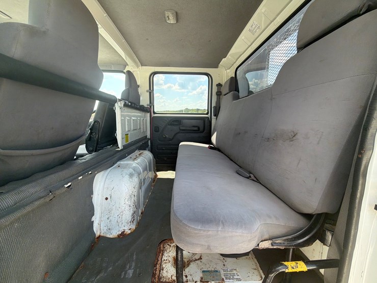 2016-isuzu-npr-image-11