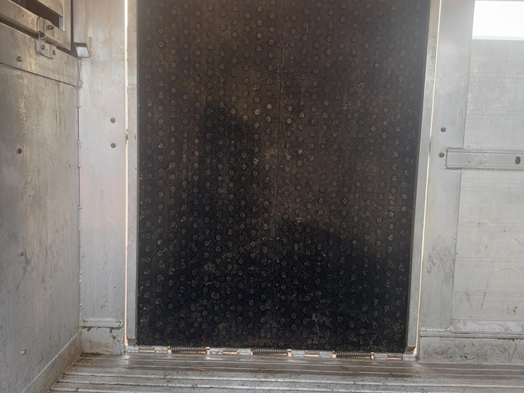 2021-featherlite-8127-7624-std-livestock-trailer-image-9