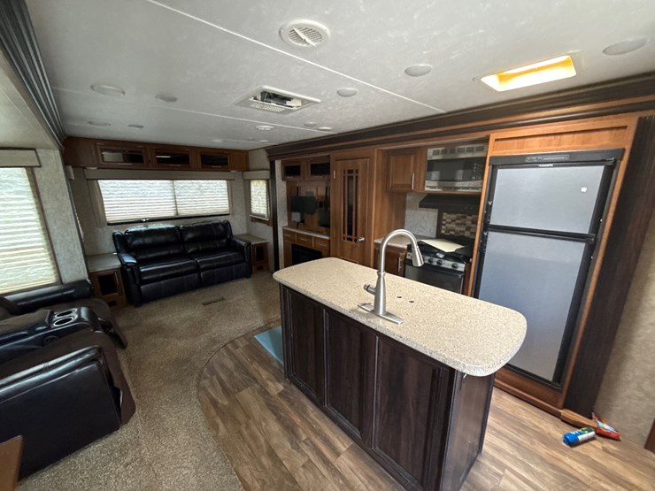 #205-•-2018-forest-river-lacrosse-luxury-lite-lct324rst-travel-image-22