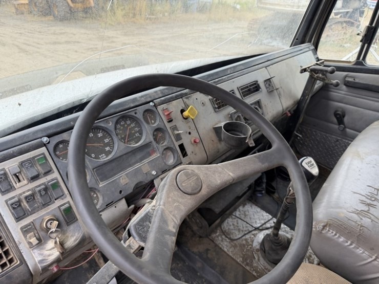 1999-freightliner-fl60-image-47