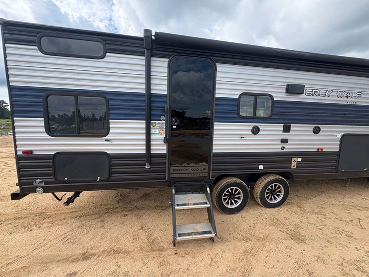 2022-forrest-river-grey-wolf-"limited"-travel-trailer-image-22