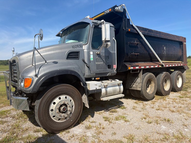 #265-•-2006-mack-cv713-granite-tri-axle-dump-truck-image-1