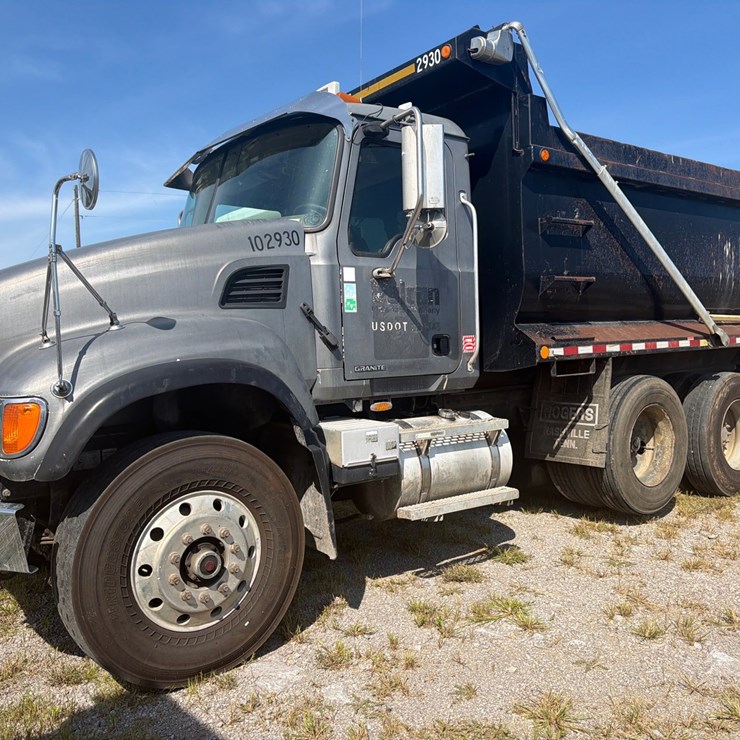 #265 • 2006 MACK CV713 GRANITE TRI AXLE DUMP TRUCK