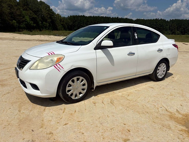 2013-nissan-versa-4-door-sedan-(198,059-miles)-image-1