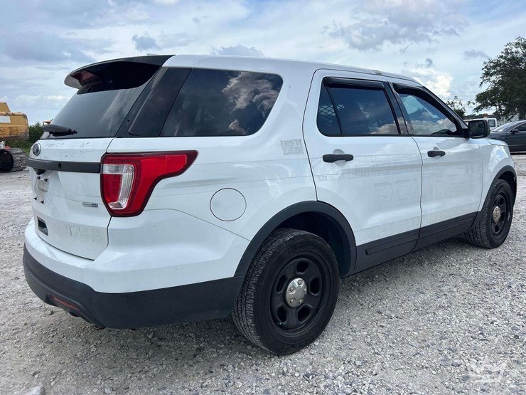 2017-ford-explorer-image-3