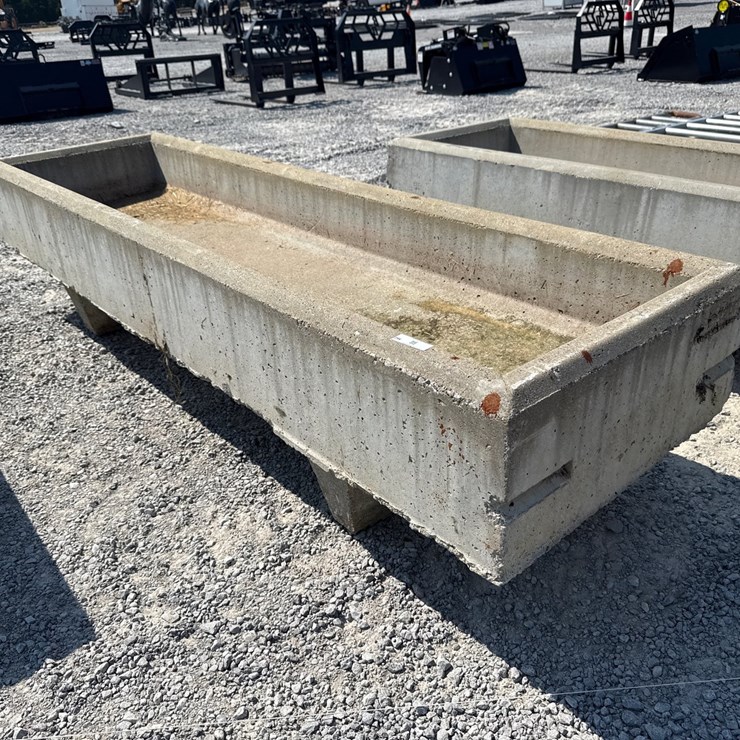 #557 • 8’ CONCRETE LIVESTOCK BUNK FEEDER