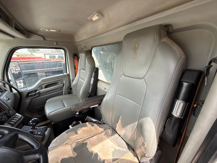 2017-kenworth-t880-image-25
